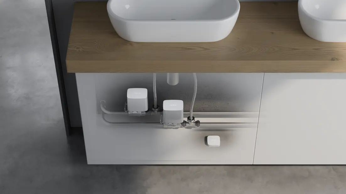 Detector de inundación junto a válvula de cierre auromático.